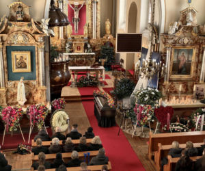 Kolorowe kwiaty okryły trumnę Anity. Wzruszające słowa księdza. Każdy z nas chciałby mieć taki pogrzeb