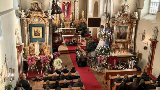 Kolorowe kwiaty okryły trumnę Anity. Wzruszające słowa księdza. "Każdy z nas chciałby mieć taki pogrzeb"