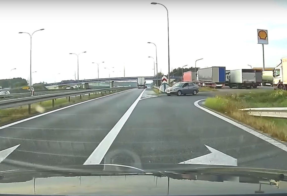 Niebezpieczna sytuacja na drodze ekspresowej S5 w Białych Błotach (woj. kujawsko-pomorskie)