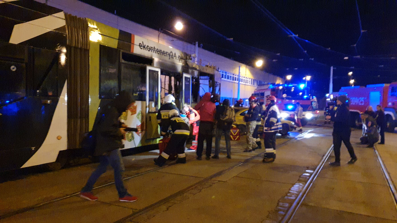 Tramwaj w płomieniach, 30 rannych, 16 zastępów... na szczęście to scenariusz szkolenia