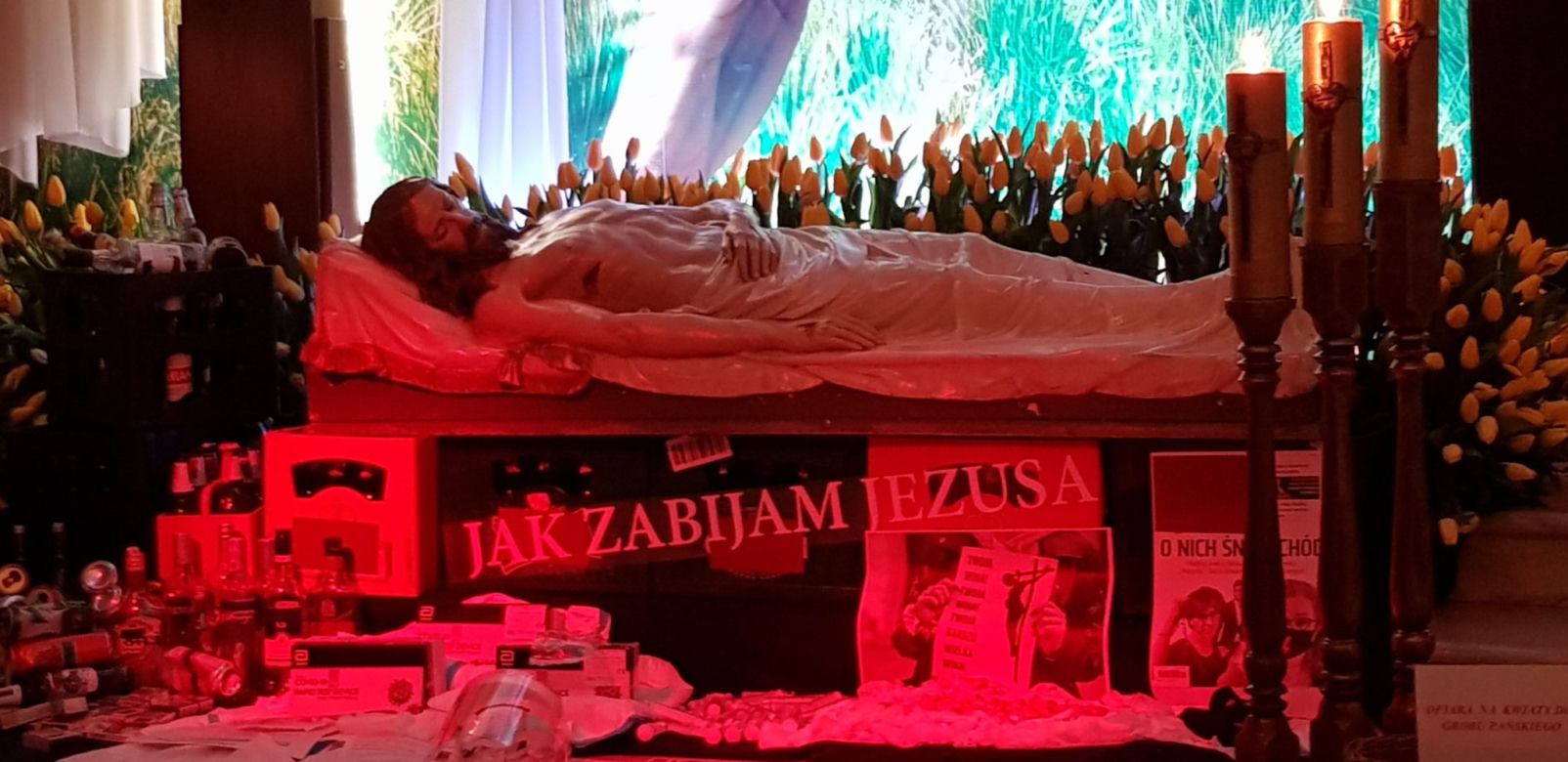 Grób Pański w Łapach z kontrowersyjną dekoracją. „To jest patokatolicyzm” [ZDJĘCIA]