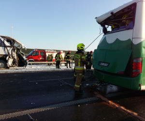 Zderzenie autokarów pod Warszawą. Jednym z nich jechały dzieci