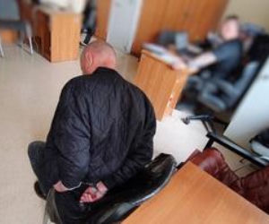 Łysy zbir rzucił się na 71-latkę pod bankiem! Bił kobietę pięścią w twarz, próbując okraść