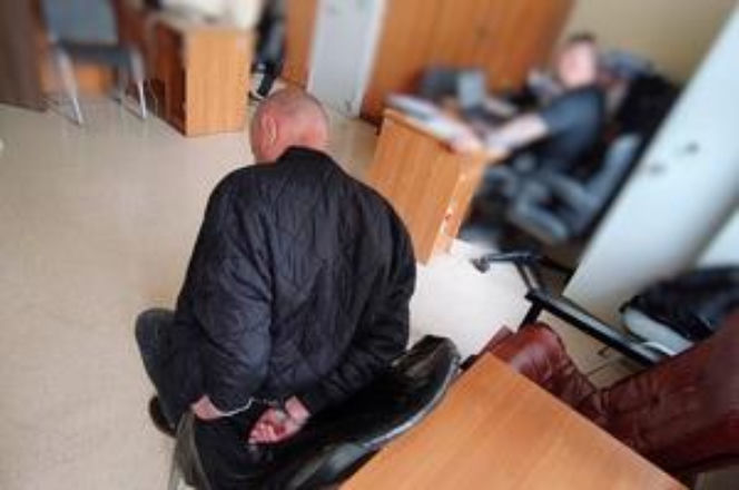 Łysy zbir rzucił się na 71-latkę pod bankiem! Bił kobietę pięścią w twarz, próbując okraść