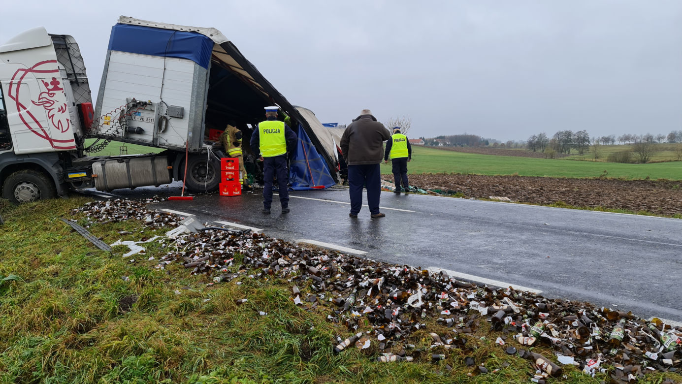 Troszkowo. Setki litrów piwa rozlały się na drogę