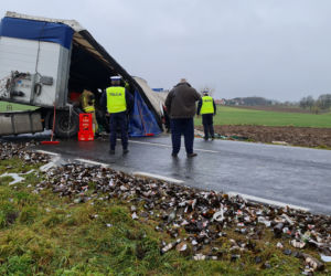 Troszkowo. Setki litrów piwa rozlały się na drogę