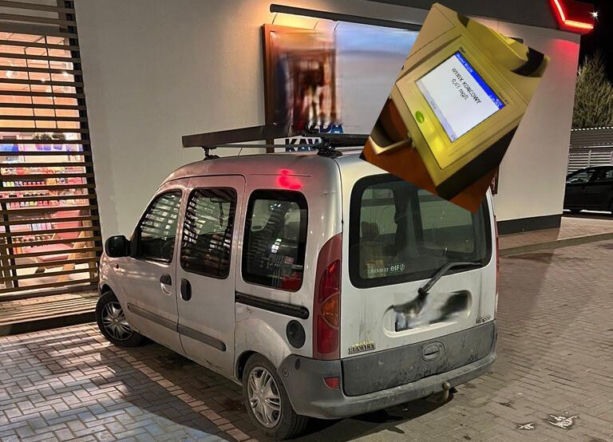 Zabrakło papierosów, więc ... wsiadł za kółko. Miał ponad promil alkoholu