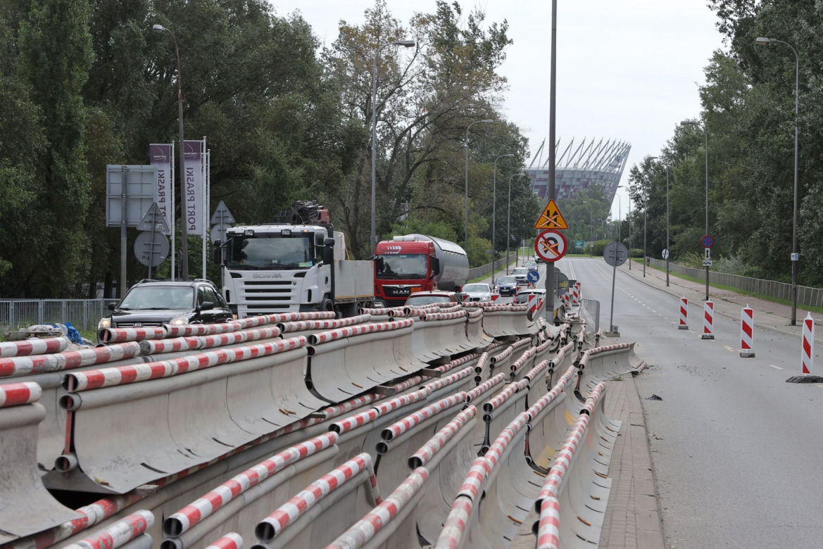 Przebudowa Wybrzeża Helskiego. Robotnicy bimbają na budowie