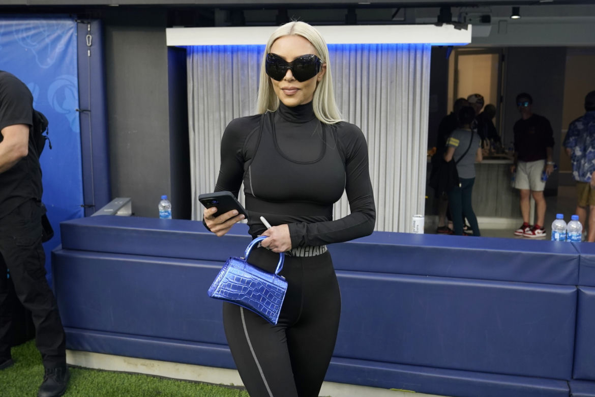 Kim Kardashian spędziła urodziny w barze z frytkami. W skąpym bikini zajadała burgera