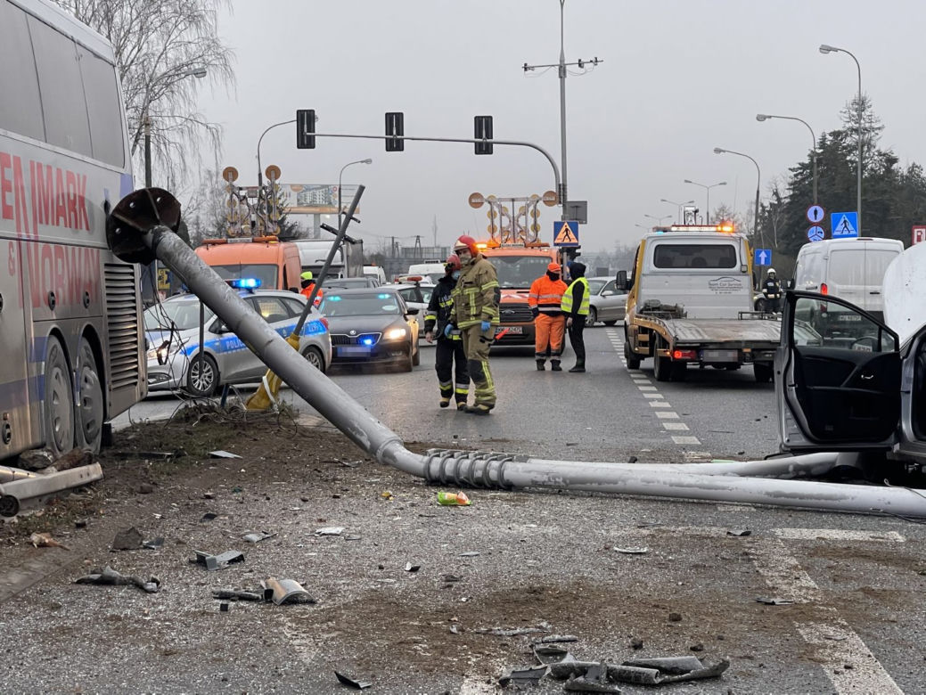 Potężna kraksa pod Warszawą. Wylotówka zablokowana