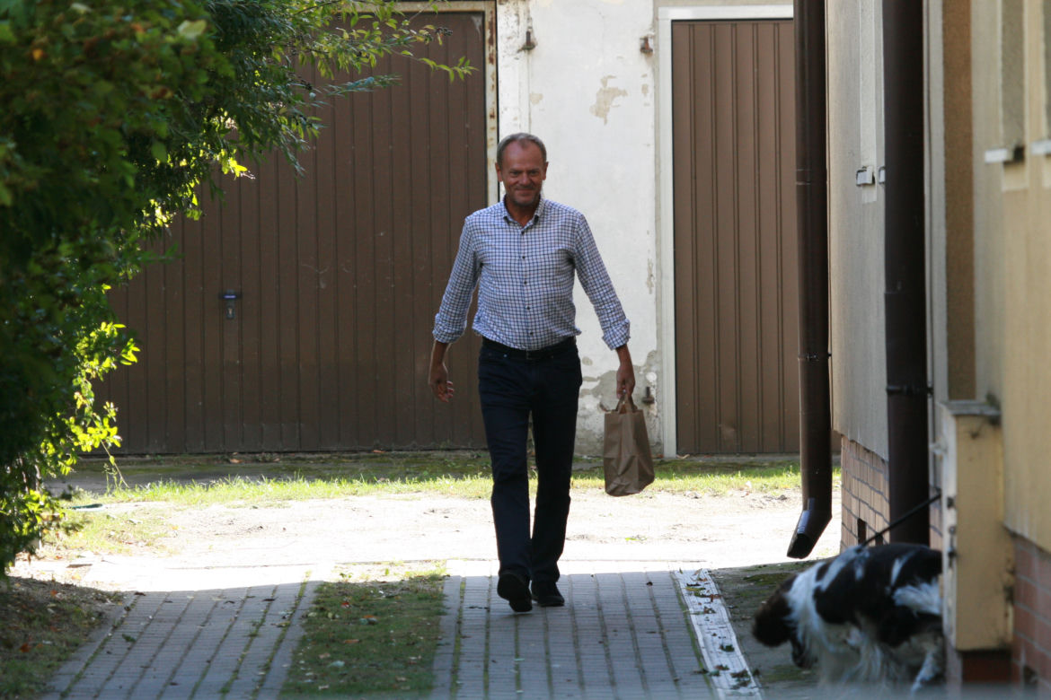 Tusk sprząta po psie