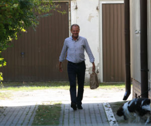Tusk sprząta po psie