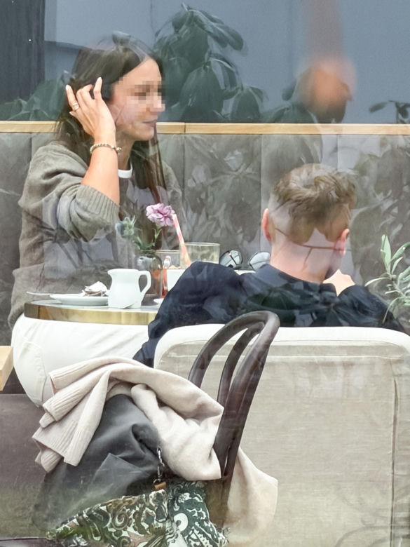 Marcin Mroczek z dziewczyną w cukierni