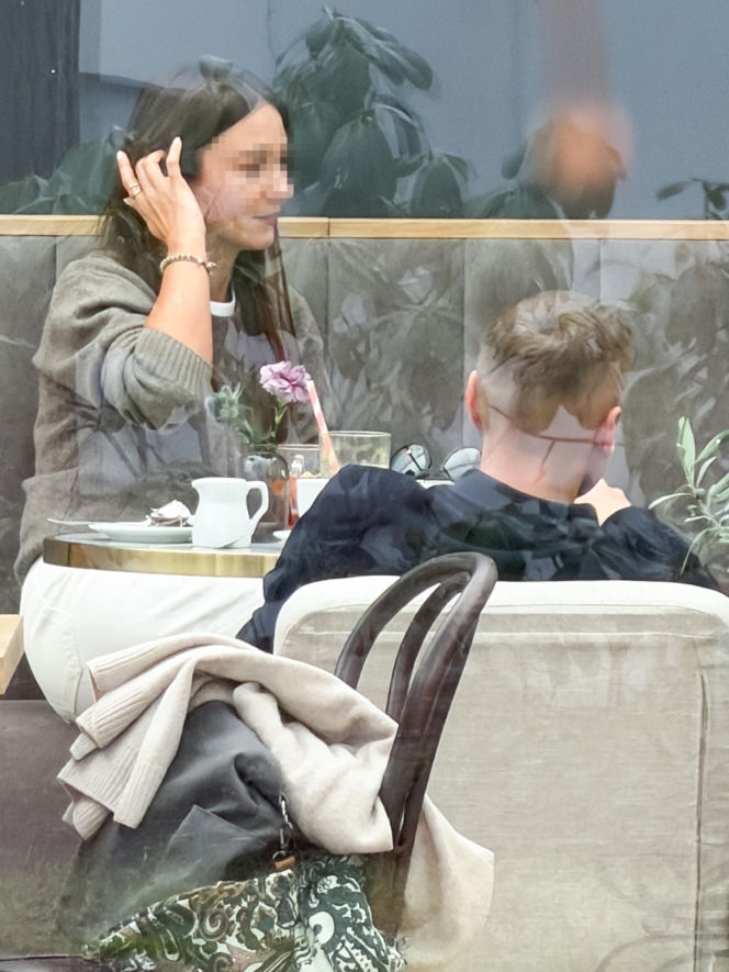 Marcin Mroczek z dziewczyną w cukierni