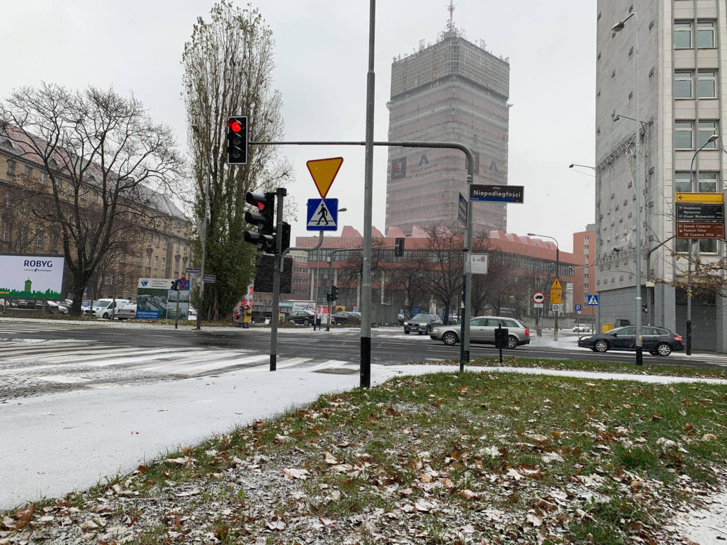 Spadł pierwszy śnieg! Zobacz jak wyglądają ulice Poznania