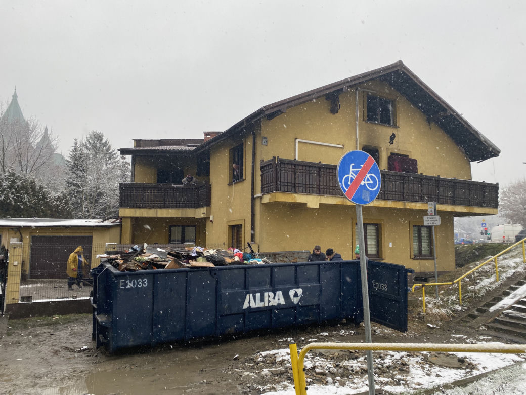 W ogniu stracili wszystko. "Wyniosłem córkę na rękach do żony na balkon, sam wyskoczyłem przez okno"