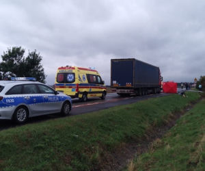 Wypadek w Pomarzanach DZIŚ: W zderzeniu osobówki z TIR-em zginęli MŁODZI LUDZIE! Po 10-latka przyleciał śmigłowiec LPR