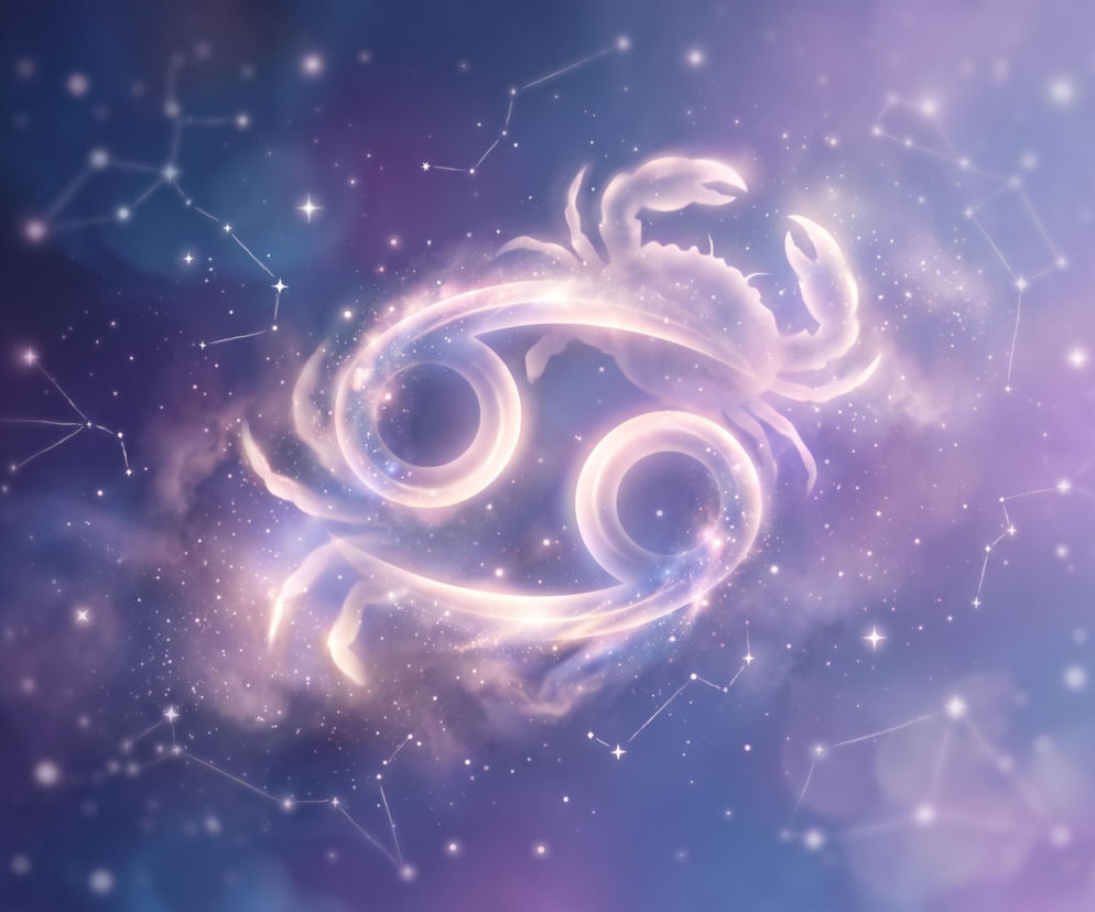 Świecący symbol zodiakalnego Raka na tle gwieździstego nieba. O finansowym przełomie dla Raka przeczytasz na Eska.