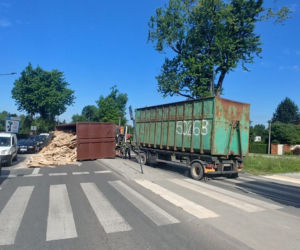 Łódź: Spore utrudnienia po wypadku na Okólnej. Z przewróconego TIRA wysypał się ładunek