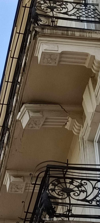 Fragment gzymsu odpadł od kamienicy w centrum Krakowa