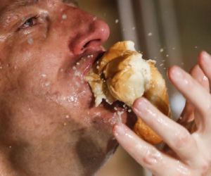 Zeżarł 75 hot dogów w 10 minut
