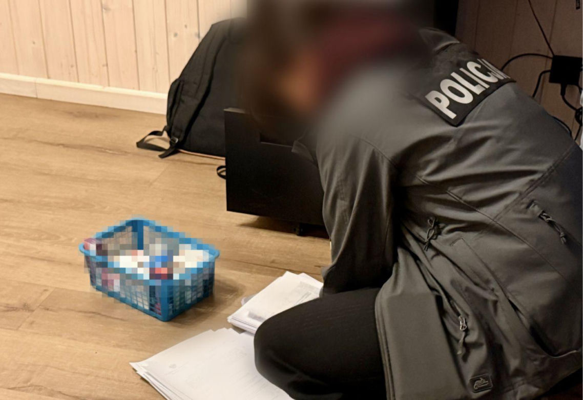 Policjanci zatrzymali trzy osoby podejrzane o udział w procederze związanym z działalnością Powiatowego Inspektoratu Nadzoru Budowlanego w Pucku