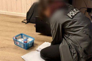 Policjanci zatrzymali trzy osoby podejrzane o udział w procederze związanym z działalnością Powiatowego Inspektoratu Nadzoru Budowlanego w Pucku