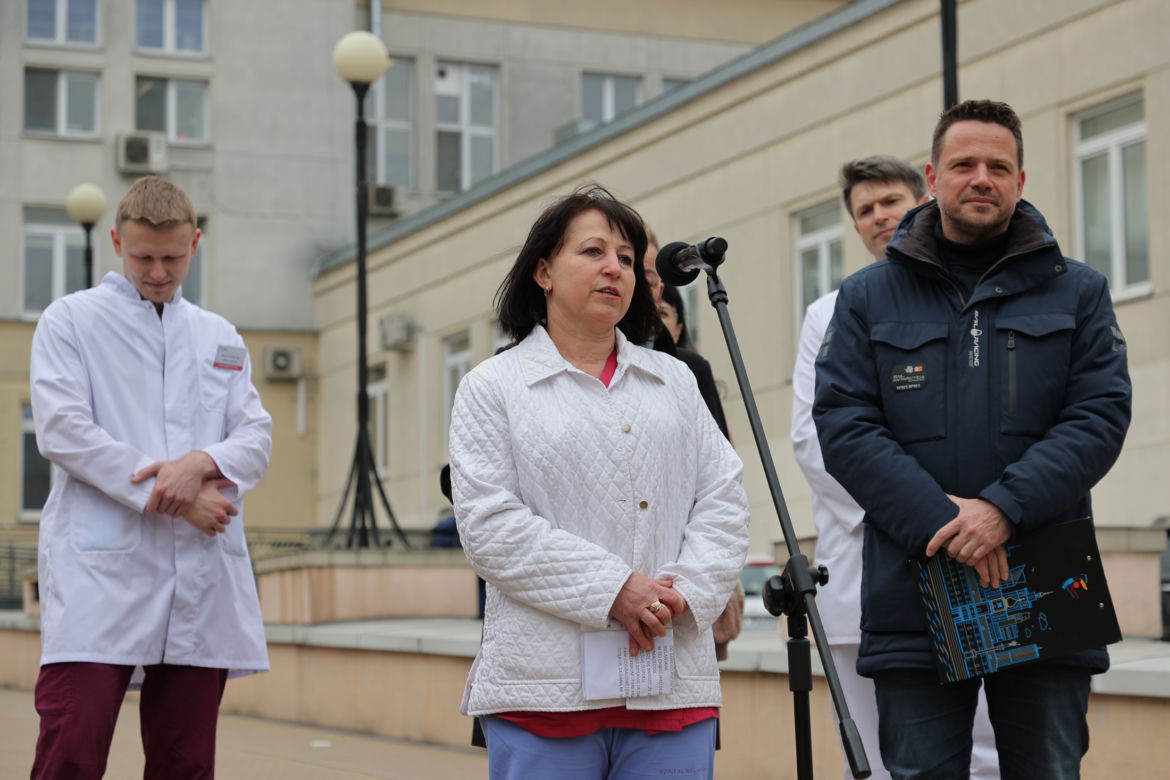 Warszawa zatrudnia medyków z Ukrainy. Konferencja Rafała Trzaskowskiego pod Szpitalem Bielańskim.
