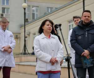 Warszawa zatrudnia medyków z Ukrainy. Konferencja Rafała Trzaskowskiego pod Szpitalem Bielańskim.