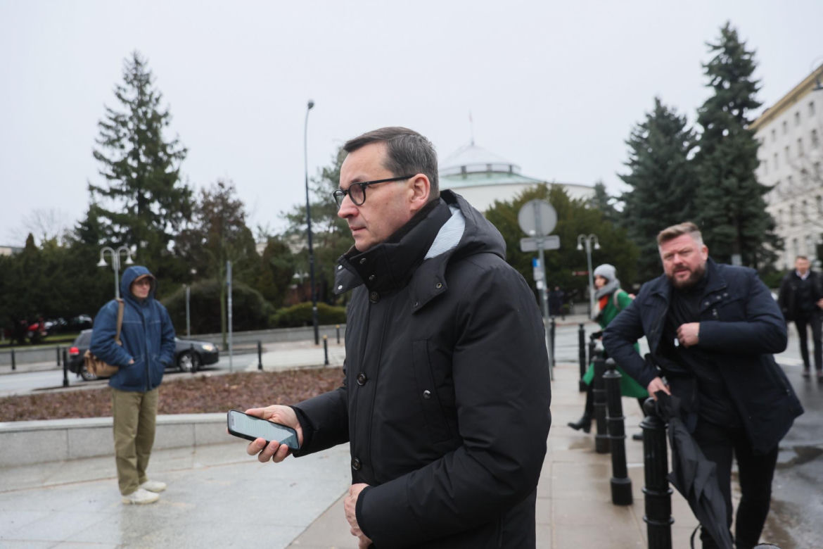 Przepychanki przed Sejmem. Wąsik i Kamiński przed zamkniętymi drzwiami 
