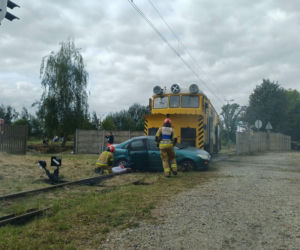 Drezyna uderzyła w samochód. Wielka akcja służb na przejeździe w Ostrowie [ZDJĘCIA]