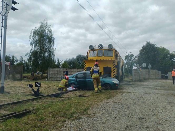 Drezyna uderzyła w samochód. Wielka akcja służb na przejeździe w Ostrowie [ZDJĘCIA]