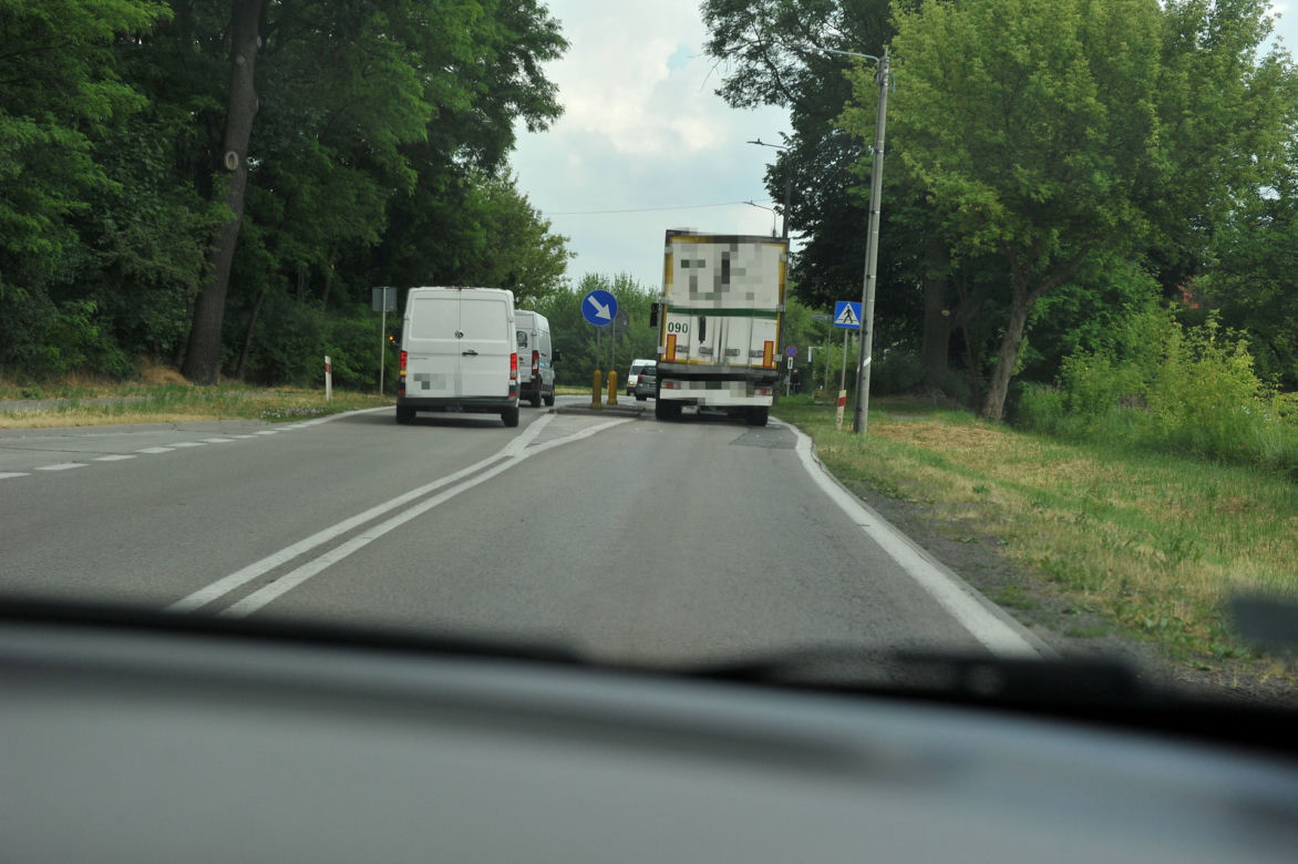 Samochód ciężarowy zmiótł 15-latka z przejścia dla pieszych. Dziecko trafiło do szpitala