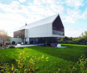 Górna bryła dosłownie lewituje. Właściciele pokochali widok, a potem ten dom