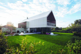 To miał być dom z gotowego projektu, a powstał dom ze skośnym dachem dla miłośników modernizmu. Górna bryła dosłownie lewituje