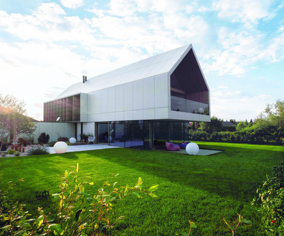 Górna bryła dosłownie lewituje. Właściciele pokochali widok, a potem ten dom