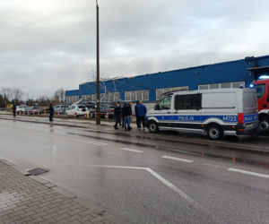 Białystok. Silny wiatr zerwał konstrukcję paneli fotowoltaicznych z dachu firmy przy ul. Produkcyjnej [ZDJĘCIA, WIDEO]