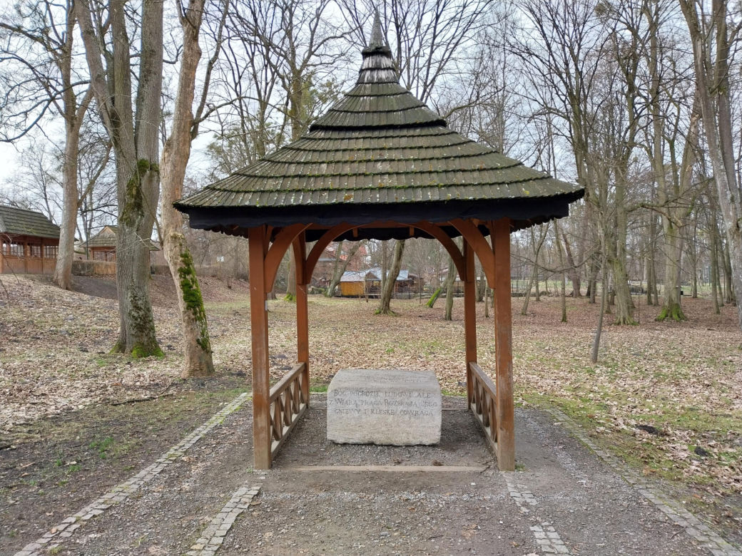 Zwierzyniec. Pomnik szarańczy
