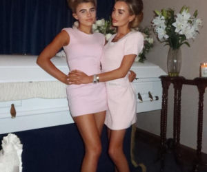 Influencerka urządziła sesję przy trumnie nastoletniej córki. Internauci się wściekli