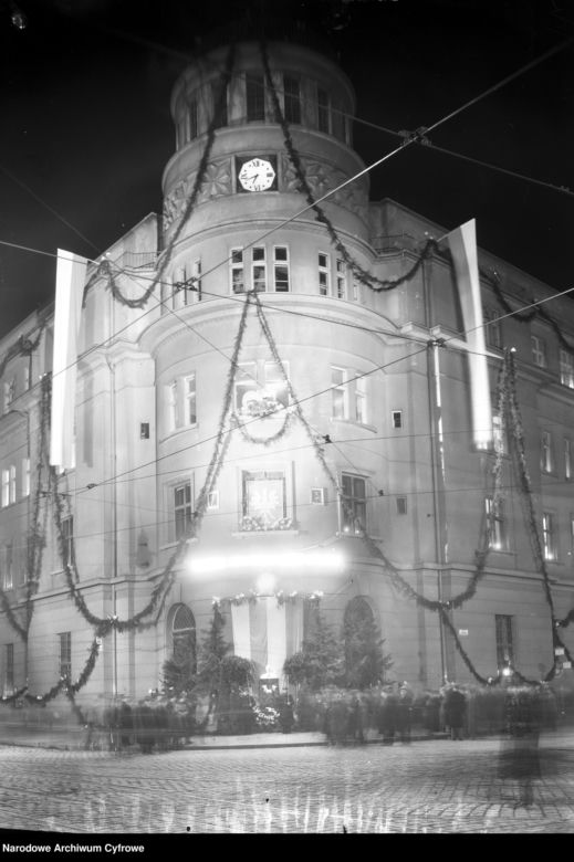 Jak dawniej wyglądała tradycyjna zmiana warty na Rynku Głównym i przystrajanie Krakowa z okazji 11 listopada? Te zdjęcia to skarb!