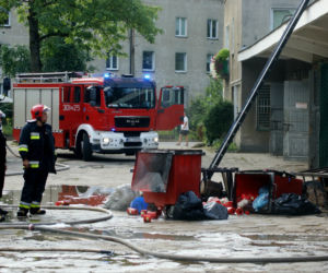 Pożar garaży przy USK w Białymstoku. Jedna osoba poparzona