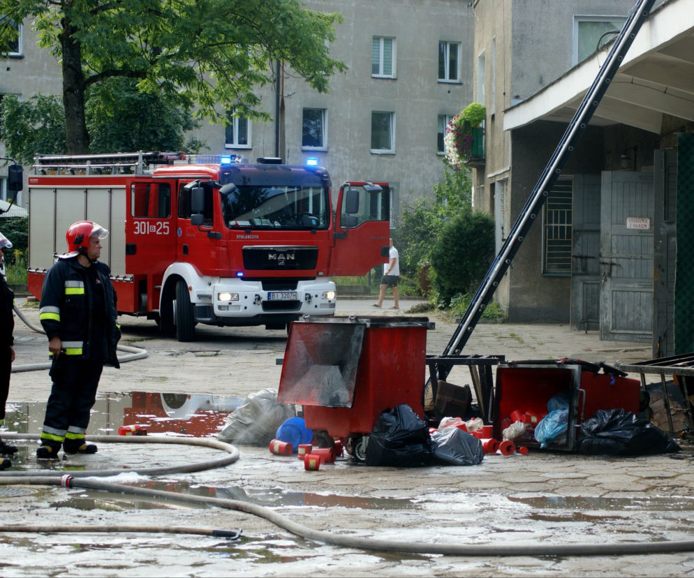 Pożar garaży przy USK w Białymstoku. Jedna osoba poparzona