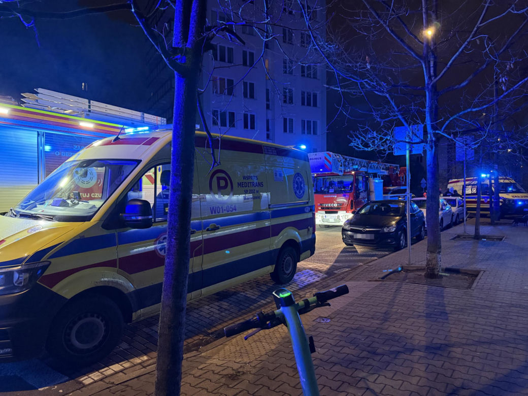 Chwile grozy na Pradze-Północ. Ojciec i dzieci trafiły do szpitala. W ich mieszkaniu wybuchł gigantyczny pożar