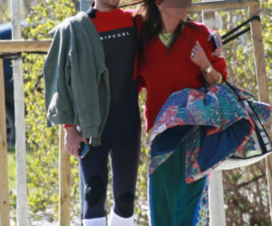 Maciej Musiał nad morzem z deską