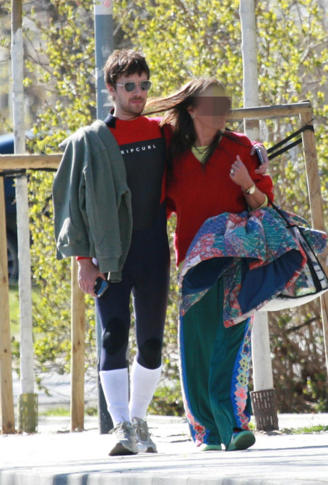 Maciej Musiał nad morzem z deską