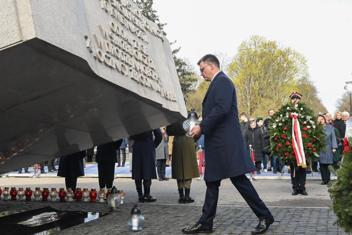 Marszałek Sejmu Szymon Hołownia podczas uroczystości przed pomnikiem Ofiar Katastrofy Smoleńskiej na Cmentarzu Wojskowym na Powązkach