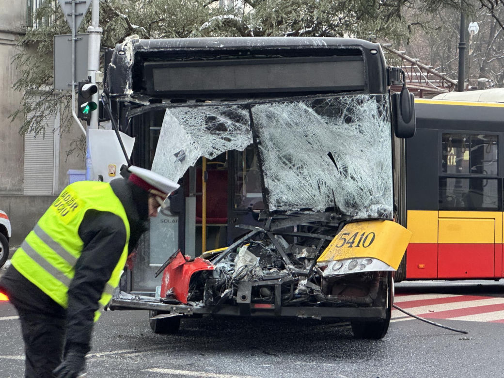 Czołowe zderzenie autokaru i autobusu miejskiego. Kabiny zmiażdżone, kierowcy w szpitalu