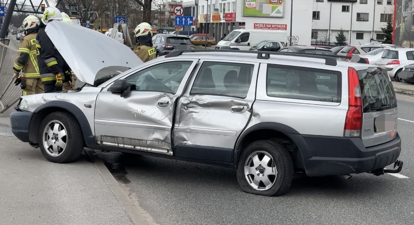 Potworne zderzenie na warszawskiej Pradze. Auto uderzyło w latarnię i sunęło po jezdni na dachu