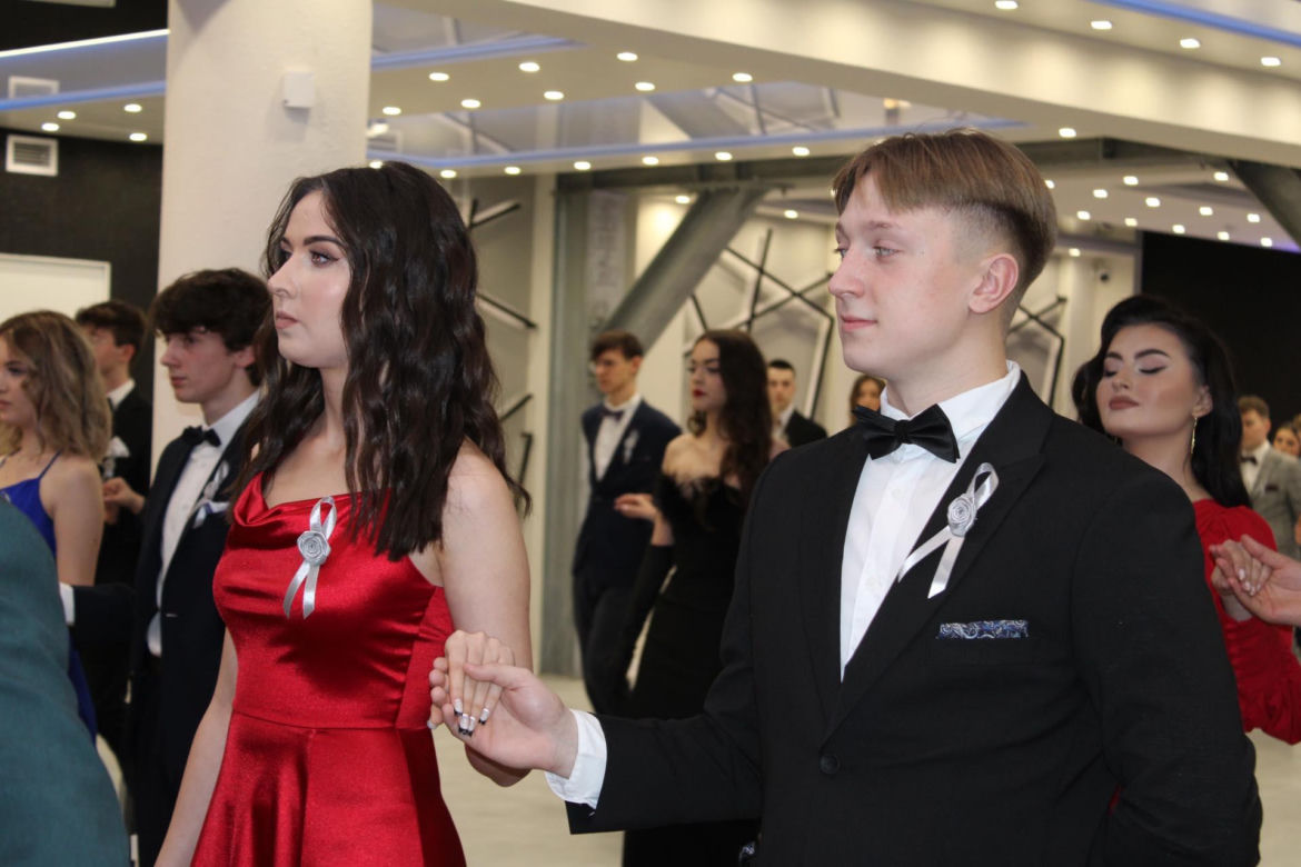 Bal studniówkowy 2024 II Liceum Ogólnokształcącego w Starachowicach