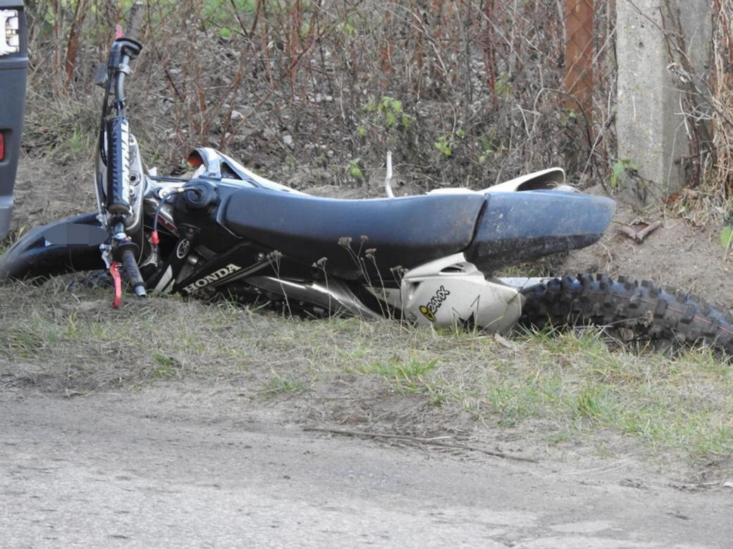 Noworoczny dramat pod Otwockiem. Motocyklista rozbił się na ogrodzeniu